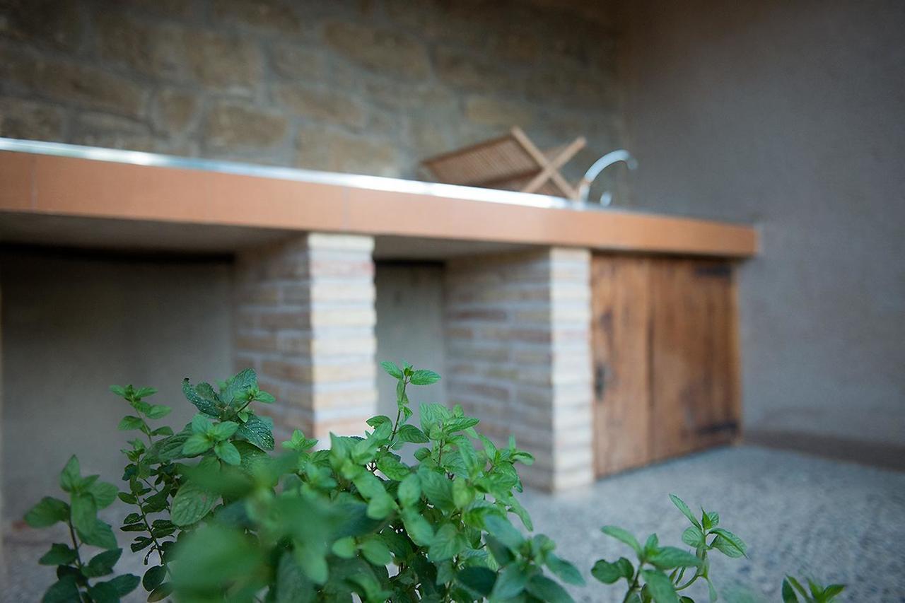Crux Albergue Adahuesca Exteriör bild